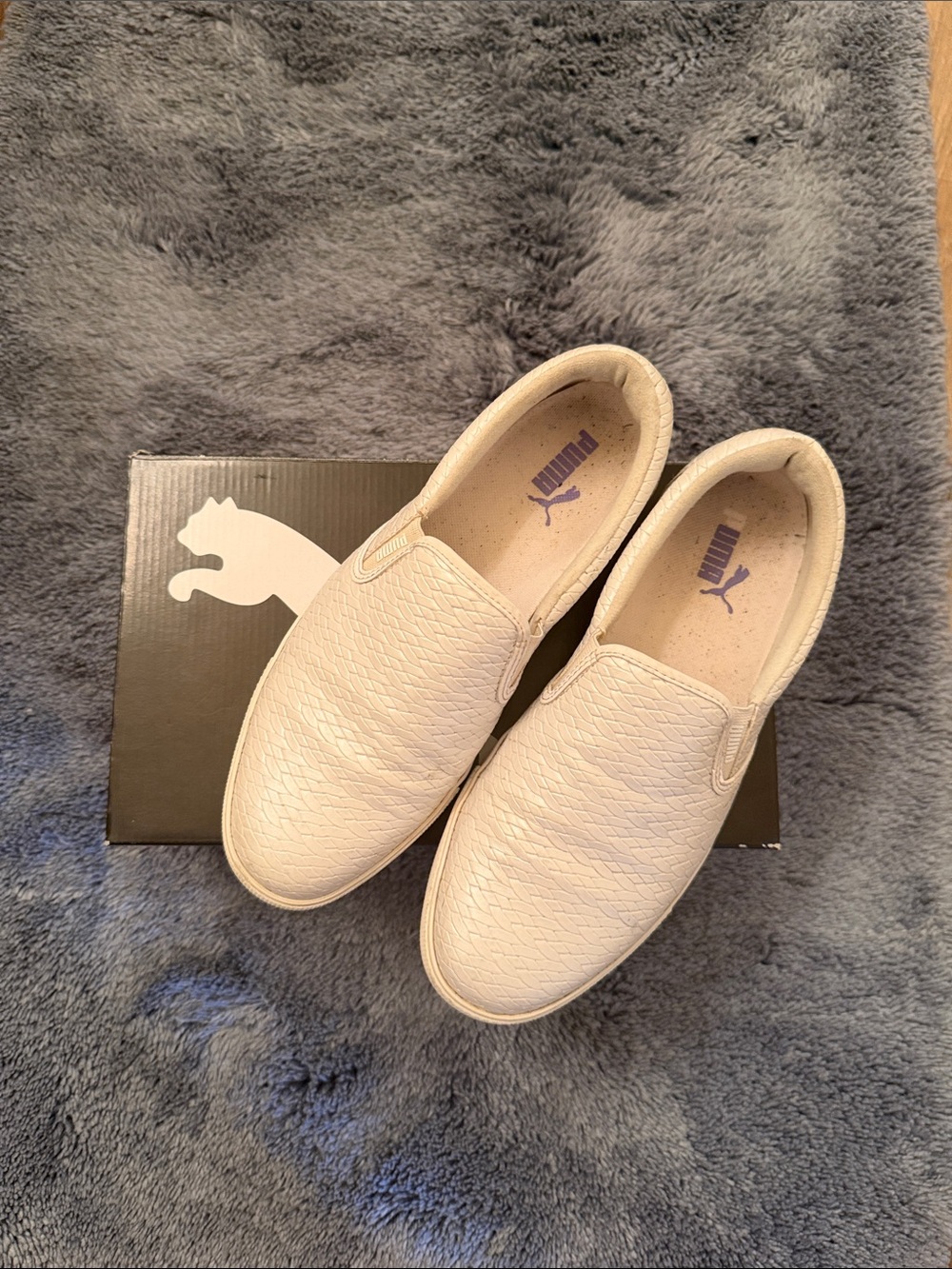 Women's Sz 8 Puma Golf shoes. Worn a couple times!. Puma logo on sole. Cute!